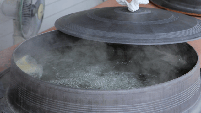 배나무골가마솥칼국수 육수 끓는 이미지