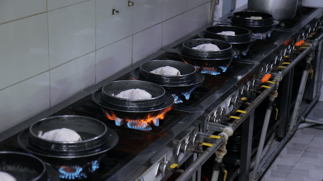 배나무골가마솥칼국수 닭한마리 조리하는 이미지